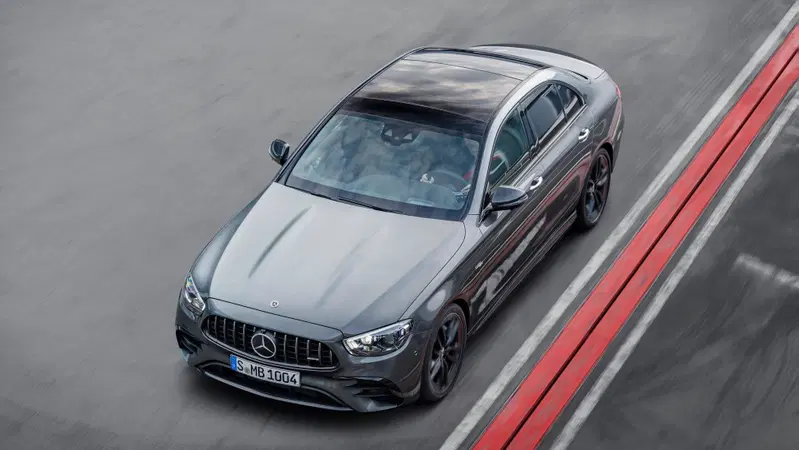 Nuova Mercedes - AMG E 53 4MATIC+: rinnovata con 435CV e mild EQ Boost