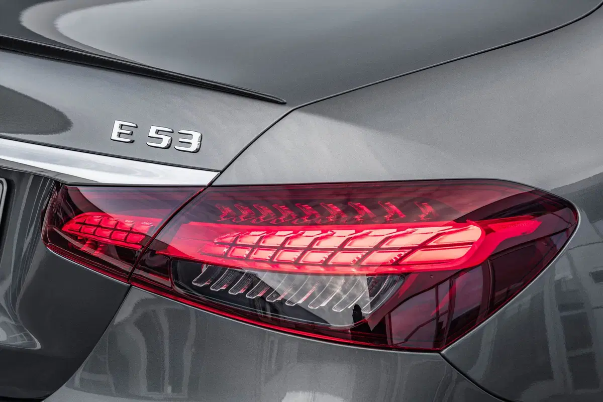 Mercedes AMG E 53 4MATIC+ Berlina (14)