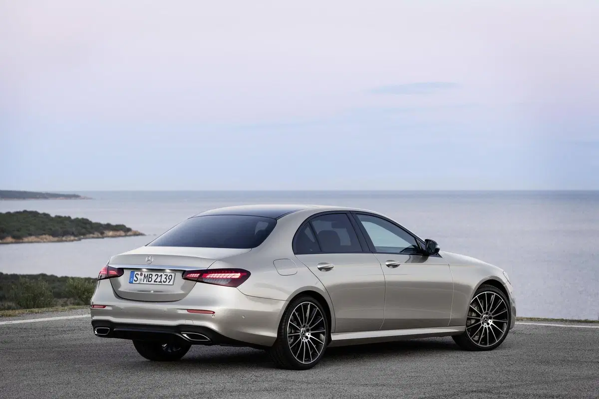 Mercedes Classe E 2020: restyling per la berlina tedesca (17)