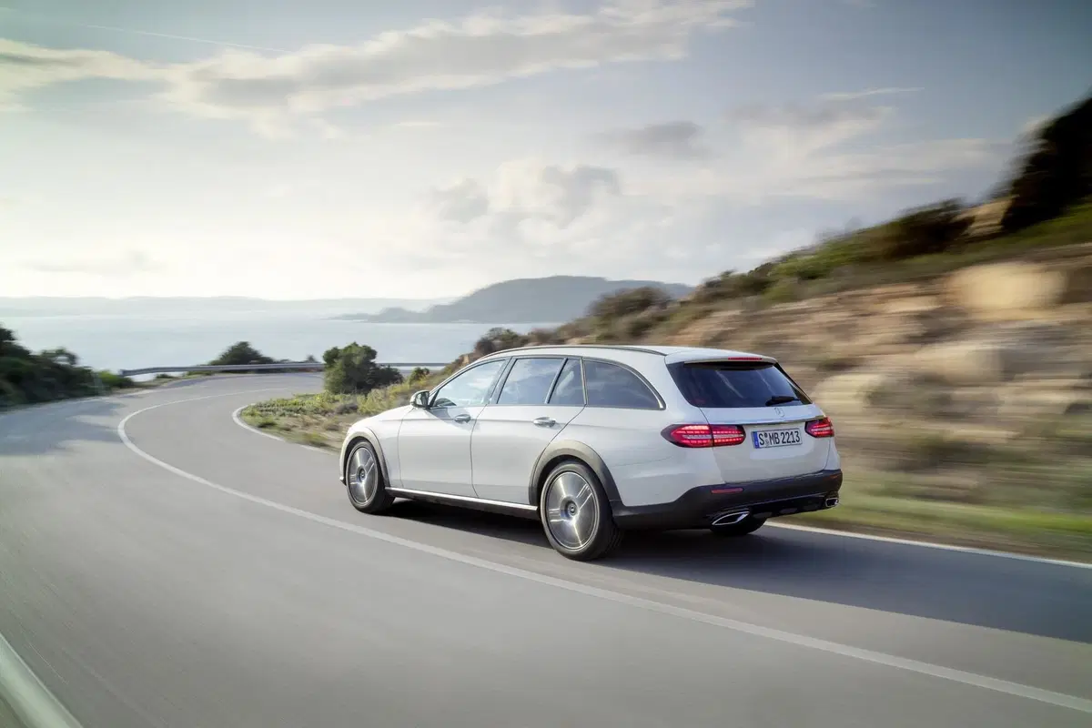 Mercedes Classe E 2020: restyling per la berlina tedesca (2)