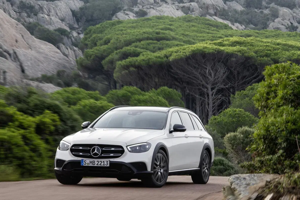 Mercedes Classe E 2020: restyling per la berlina tedesca (11)