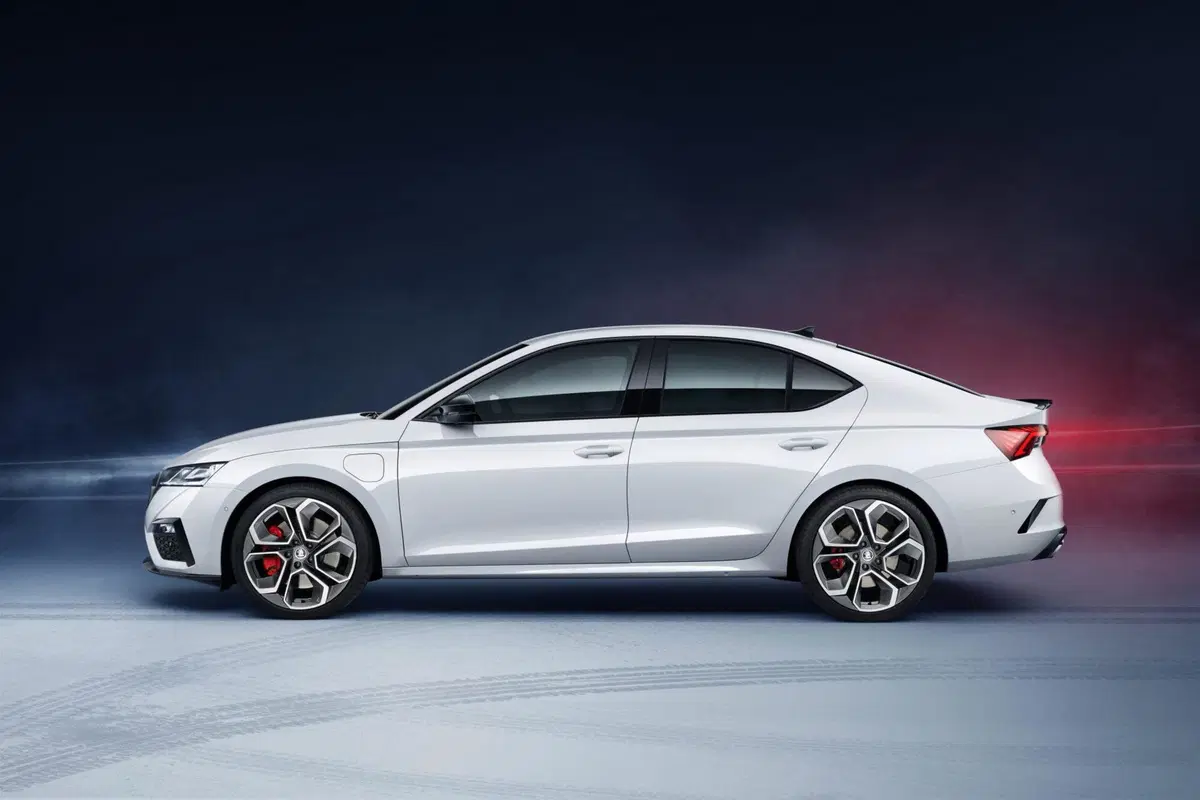 Skoda Octavia RS iV: sportiva da 245 CV e 60 km in elettrico (15)
