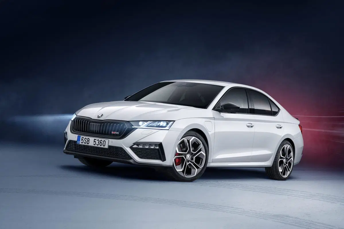 Skoda Octavia RS iV: sportiva da 245 CV e 60 km in elettrico (12)