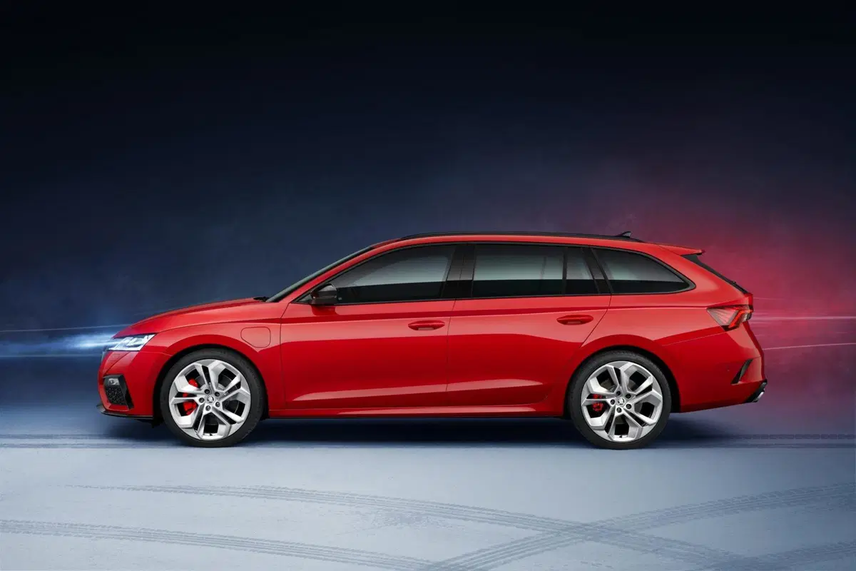 Skoda Octavia RS iV: sportiva da 245 CV e 60 km in elettrico (2)