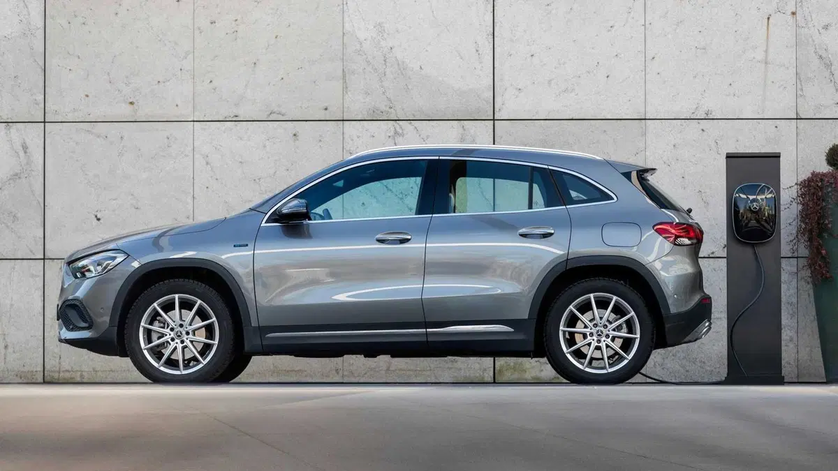 Mercedes CLA e GLA 250e, le compatte diventano ibride plug-in (3)