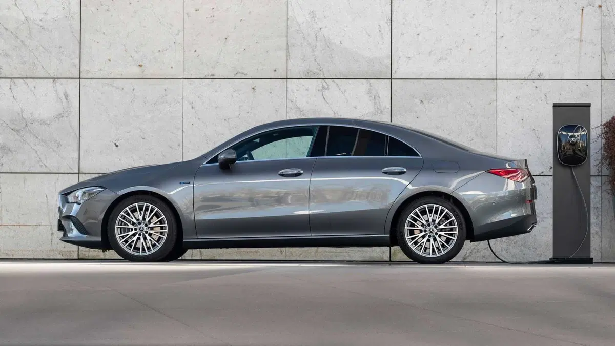 Mercedes CLA e GLA 250e, le compatte diventano ibride plug-in (4)