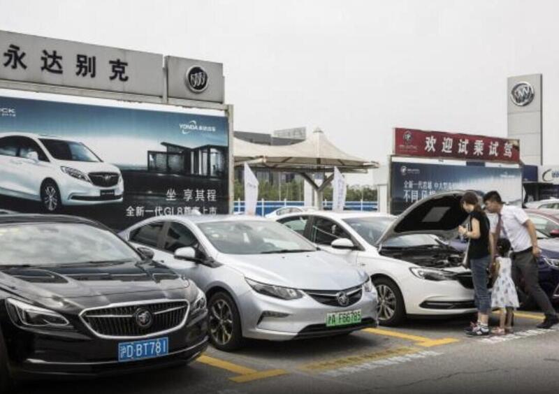 Cina e Coronavirus, il mercato dell&#039;auto va a picco. Arrivano i primi incentivi