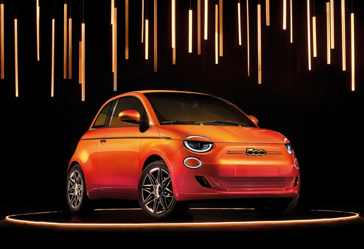 Nuova Fiat 500 elettrica: tre one-off alla moda, Armani, Bvlgari e Kartell (3)