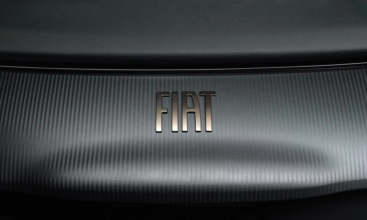 Nuova Fiat 500 elettrica: tre one-off alla moda, Armani, Bvlgari e Kartell (9)