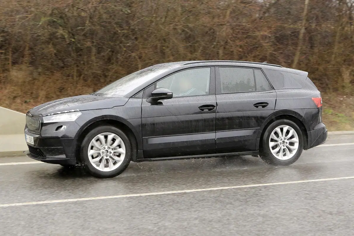 Skoda Enyaq: avvistato il SUV elettrico ceco [Foto spia] (9)
