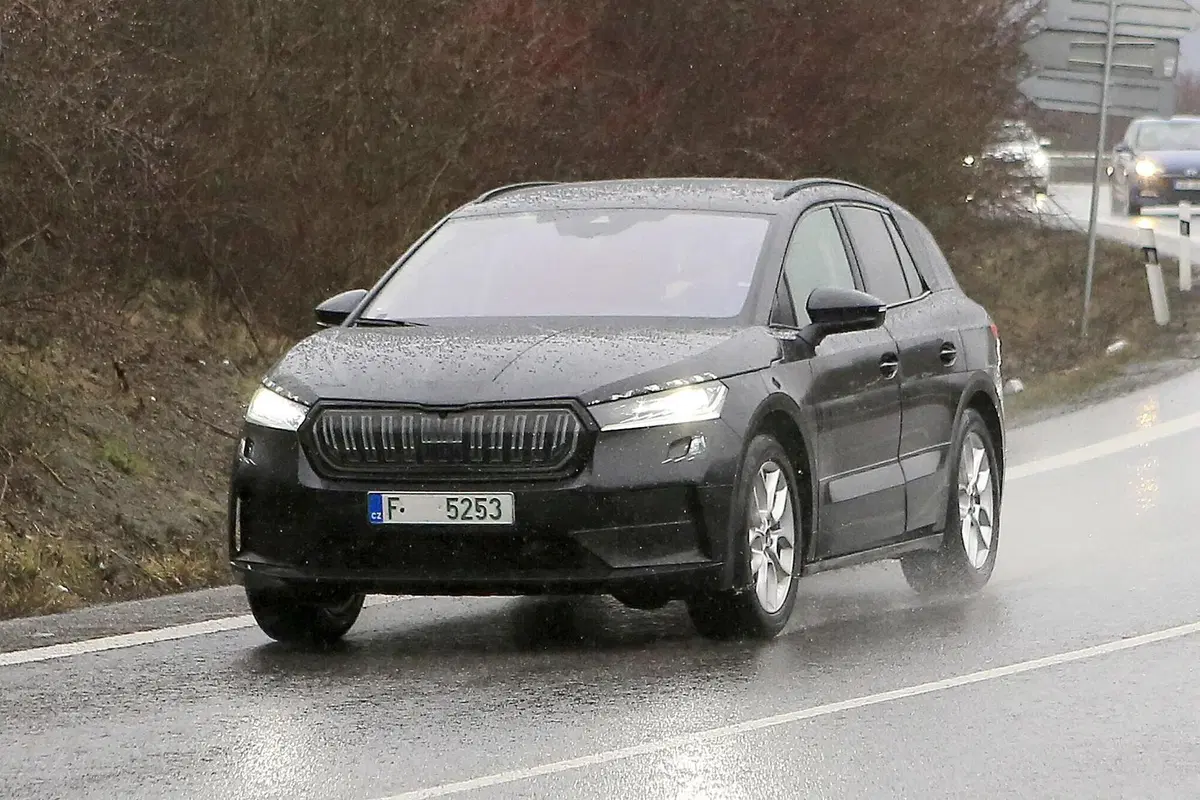 Skoda Enyaq: avvistato il SUV elettrico ceco [Foto spia] (6)