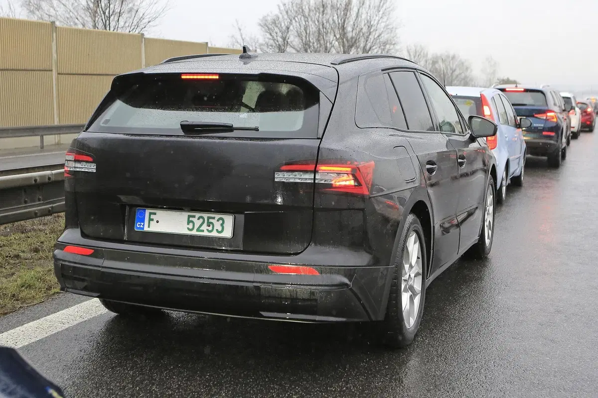 Skoda Enyaq: avvistato il SUV elettrico ceco [Foto spia] (7)