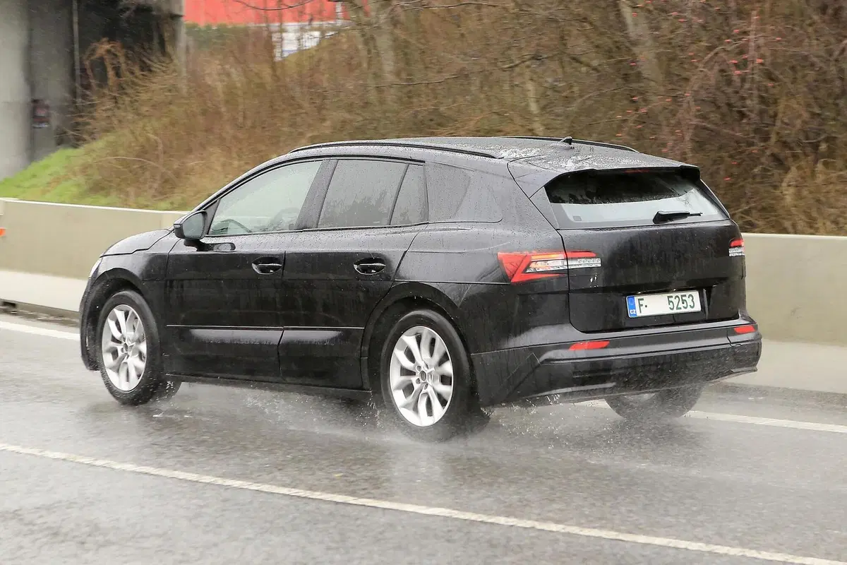 Skoda Enyaq: avvistato il SUV elettrico ceco [Foto spia] (10)