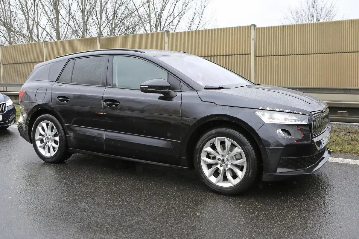 Skoda Enyaq: avvistato il SUV elettrico ceco [Foto spia] (3)