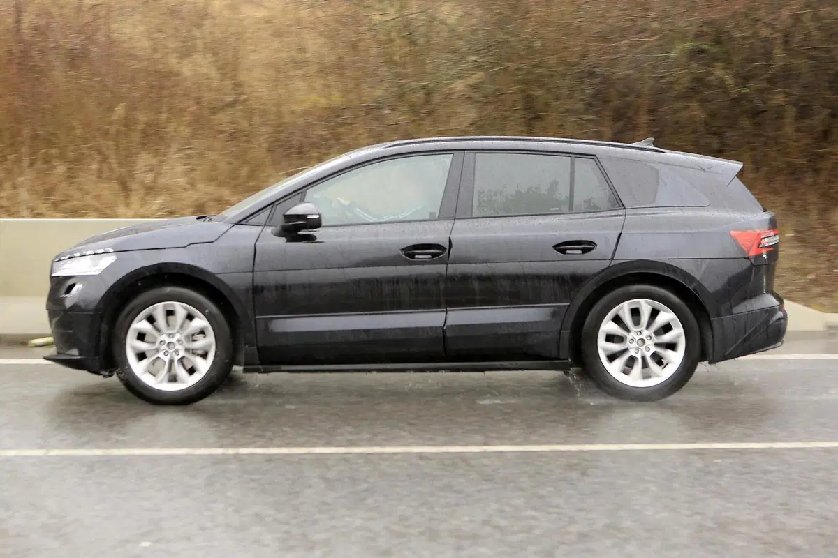 Skoda Enyaq: avvistato il SUV elettrico ceco [Foto spia] (4)