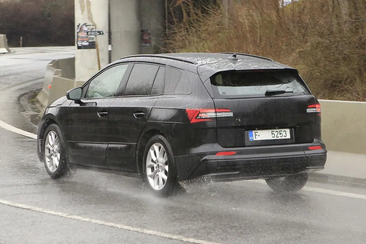Skoda Enyaq: avvistato il SUV elettrico ceco [Foto spia] (2)