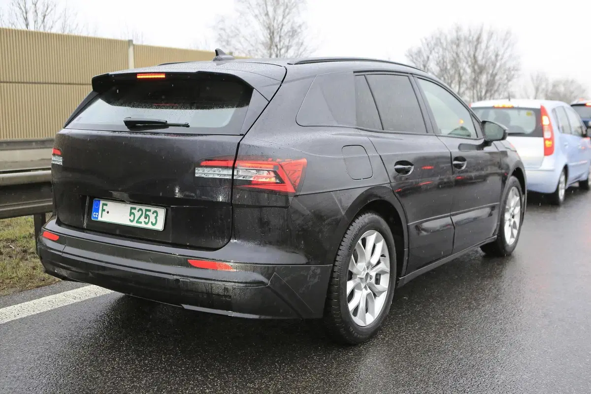 Skoda Enyaq: avvistato il SUV elettrico ceco [Foto spia] (11)