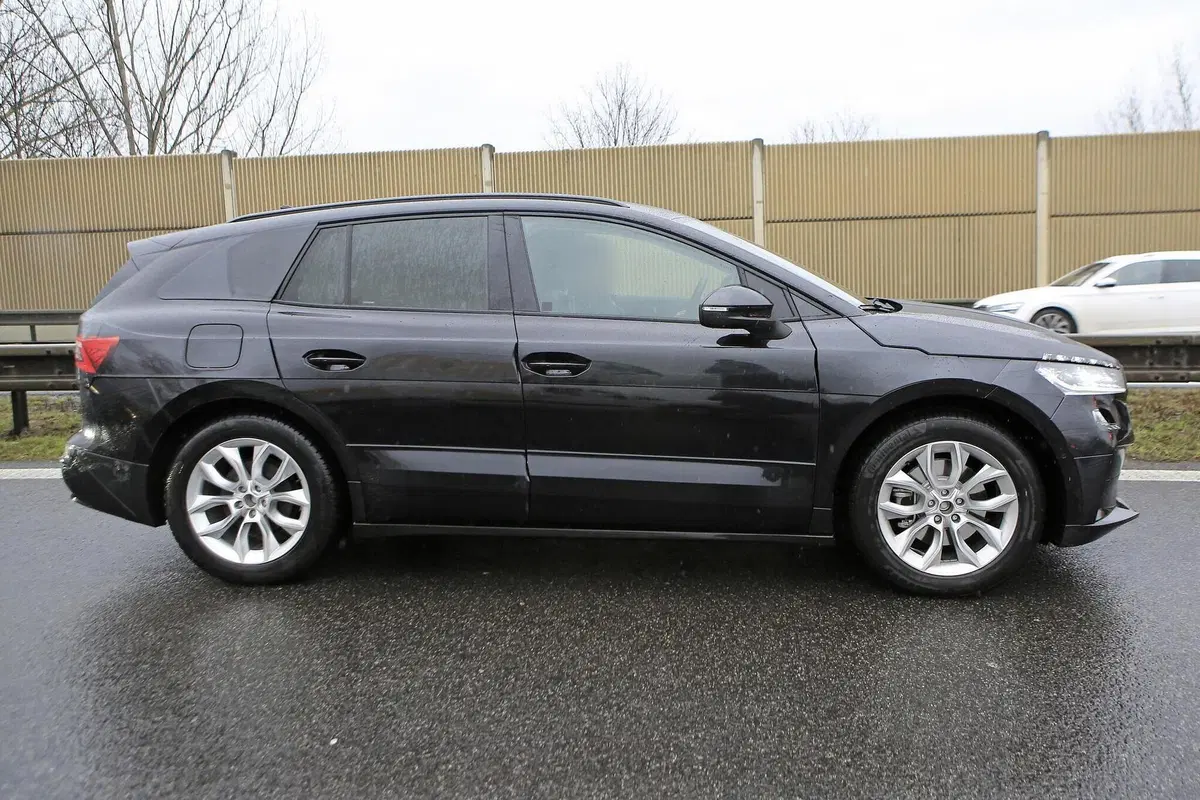 Skoda Enyaq: avvistato il SUV elettrico ceco [Foto spia] (12)