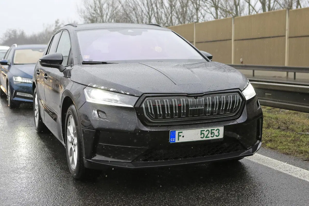 Skoda Enyaq: avvistato il SUV elettrico ceco [Foto spia] (13)