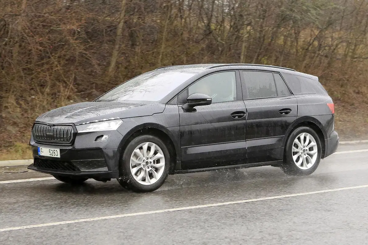 Skoda Enyaq: avvistato il SUV elettrico ceco [Foto spia] (17)