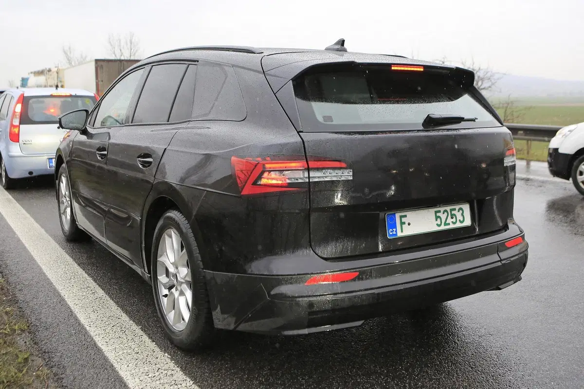 Skoda Enyaq: avvistato il SUV elettrico ceco [Foto spia] (14)