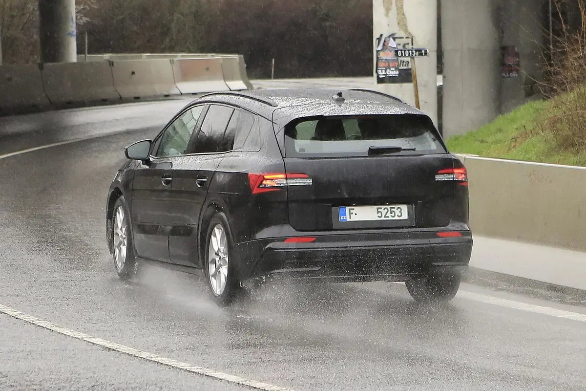 Skoda Enyaq: avvistato il SUV elettrico ceco [Foto spia] (15)