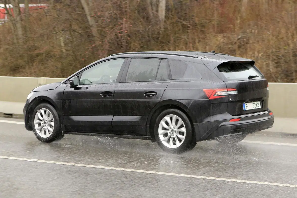 Skoda Enyaq: avvistato il SUV elettrico ceco [Foto spia] (16)