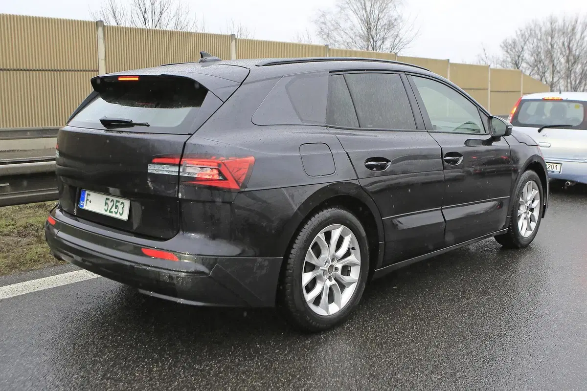 Skoda Enyaq: avvistato il SUV elettrico ceco [Foto spia] (18)