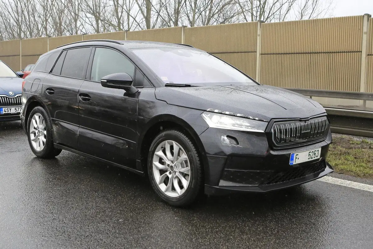 Skoda Enyaq: avvistato il SUV elettrico ceco [Foto spia] (8)