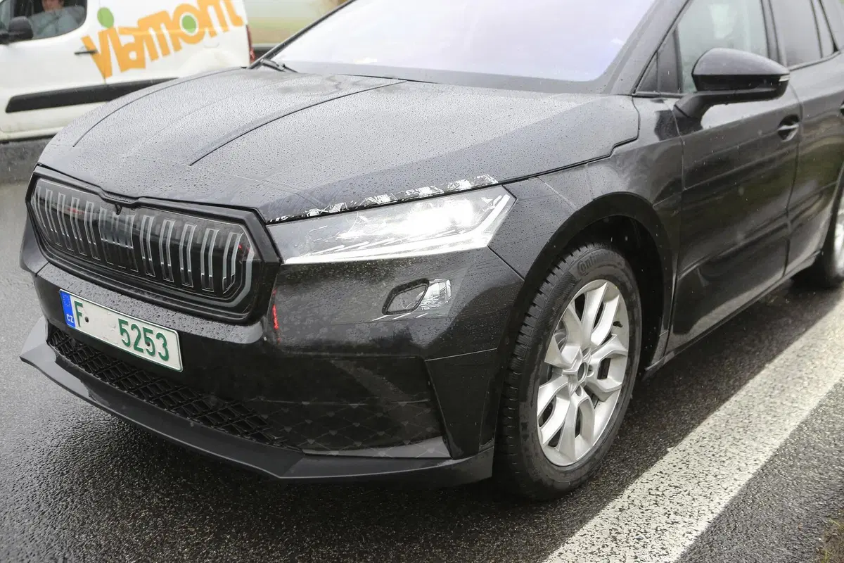 Skoda Enyaq: avvistato il SUV elettrico ceco [Foto spia] (20)