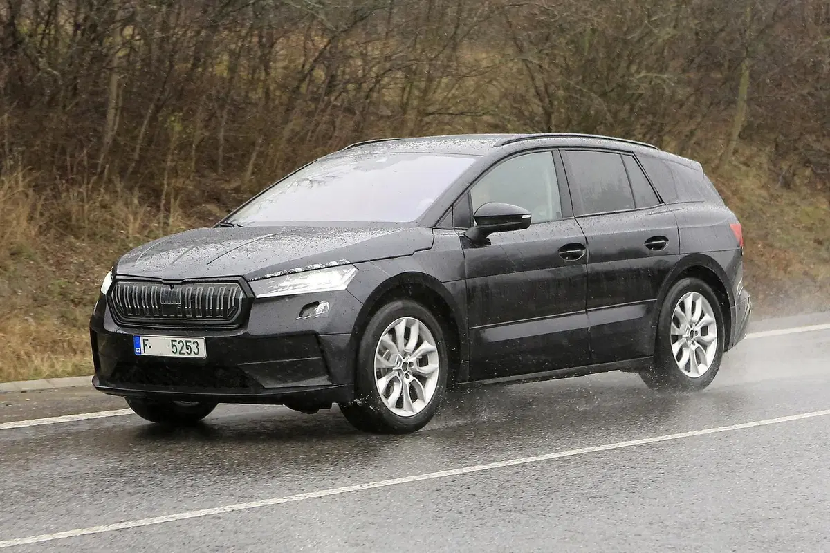 Skoda Enyaq: avvistato il SUV elettrico ceco [Foto spia] (22)