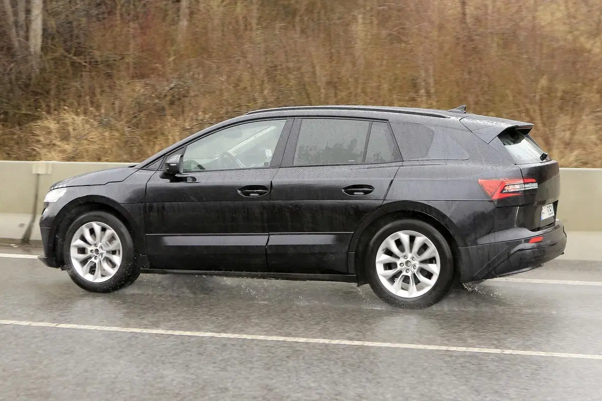 Skoda Enyaq: avvistato il SUV elettrico ceco [Foto spia] (24)