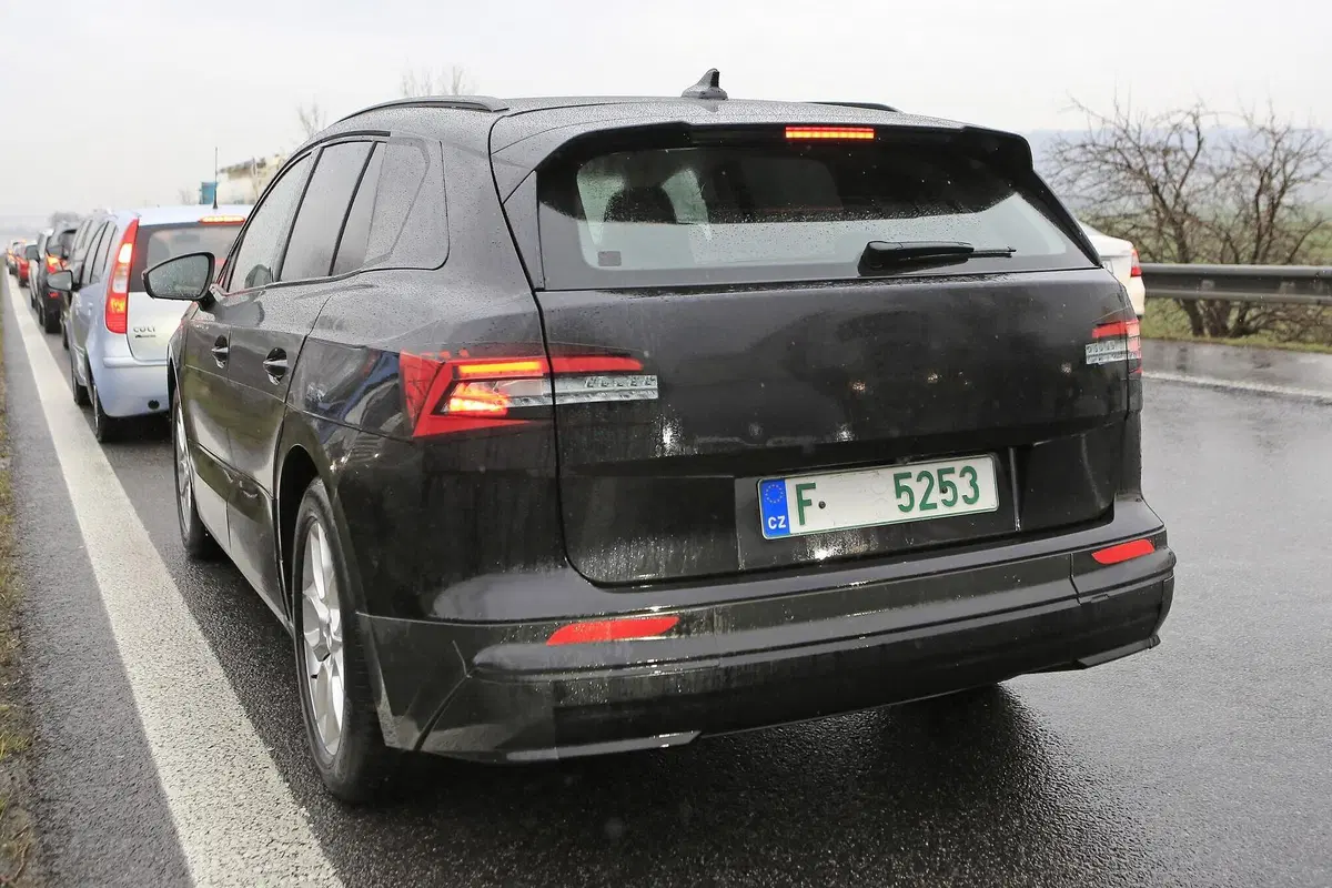 Skoda Enyaq: avvistato il SUV elettrico ceco [Foto spia] (23)
