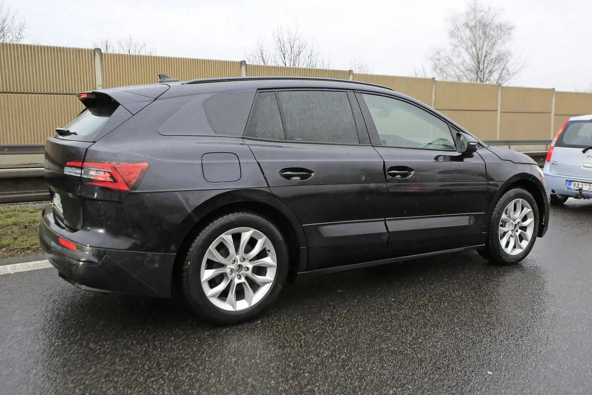 Skoda Enyaq: avvistato il SUV elettrico ceco [Foto spia] (21)
