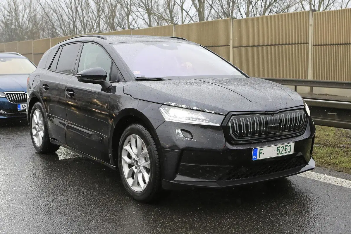 Skoda Enyaq: avvistato il SUV elettrico ceco [Foto spia] (19)