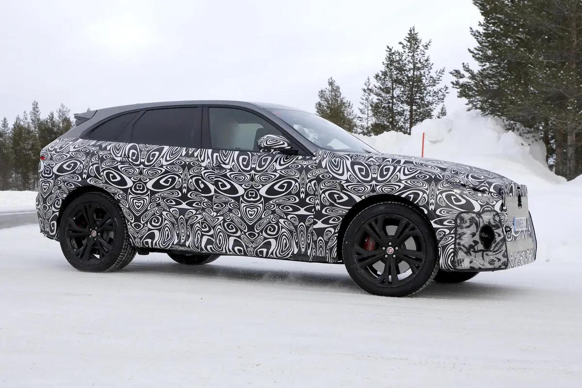 Jaguar F-Pace, foto spia del Facelift (anche SVR) (3)