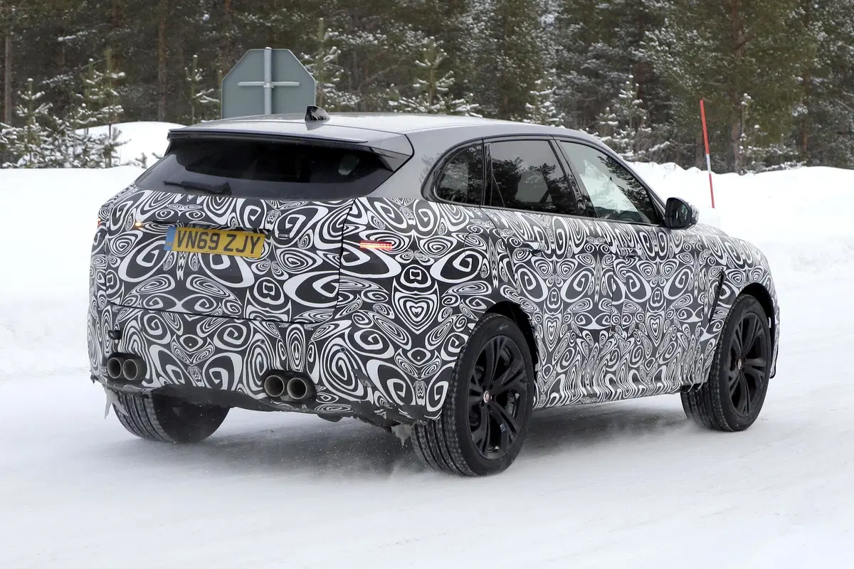 Jaguar F-Pace, foto spia del Facelift (anche SVR) (5)