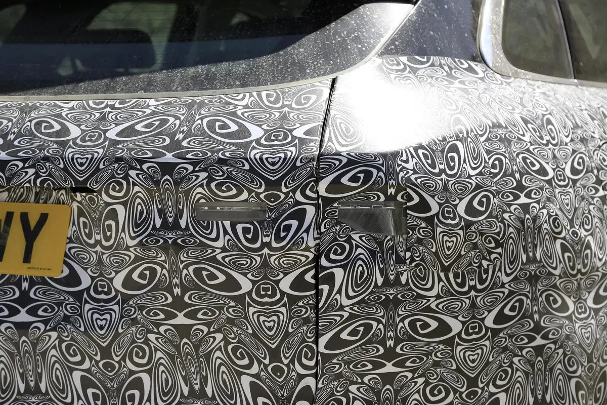 Jaguar F-Pace, foto spia del Facelift (anche SVR) (4)