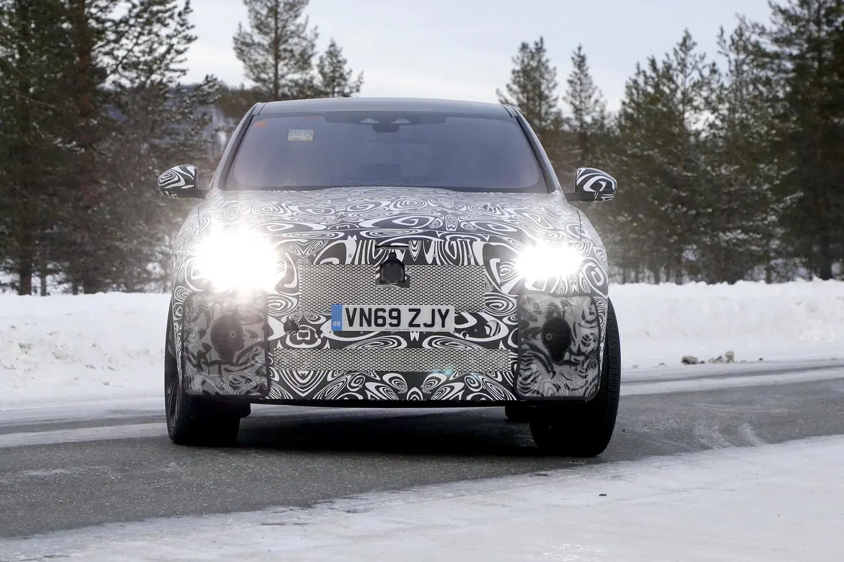 Jaguar F-Pace, foto spia del Facelift (anche SVR) (7)