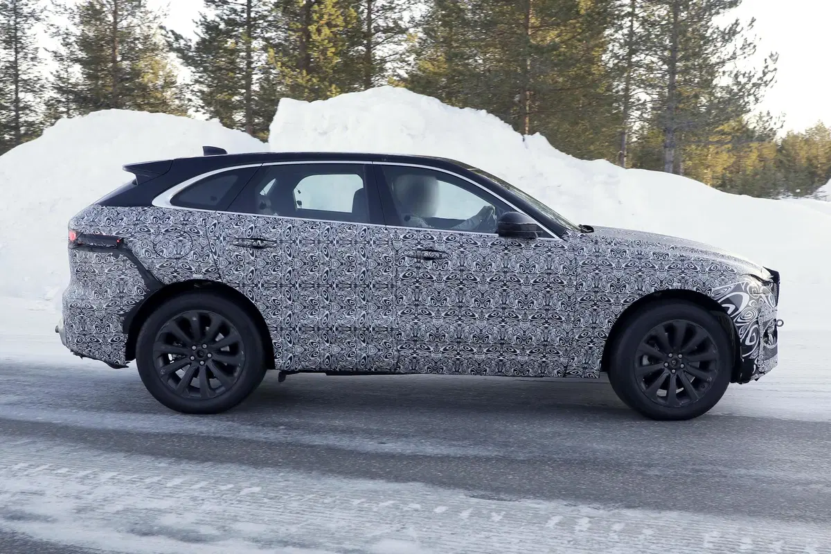 Jaguar F-Pace, foto spia del Facelift (anche SVR) (2)