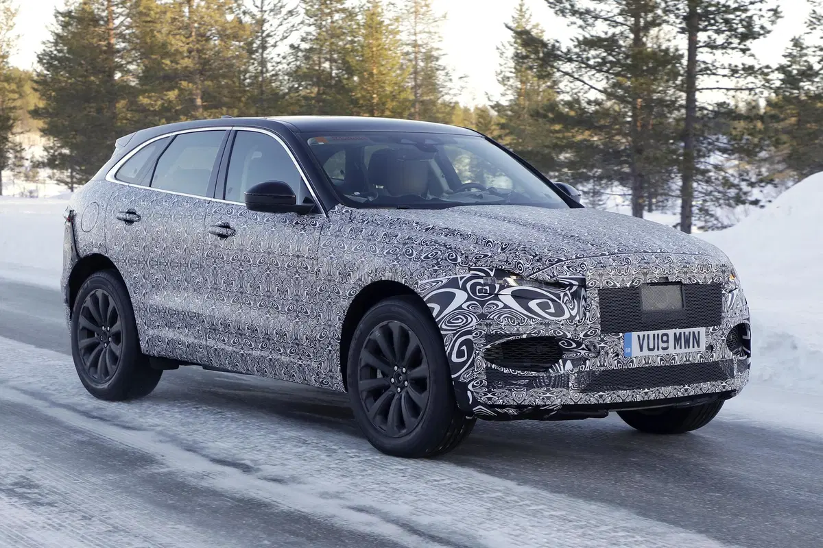 Jaguar F-Pace, foto spia del Facelift (anche SVR) (8)