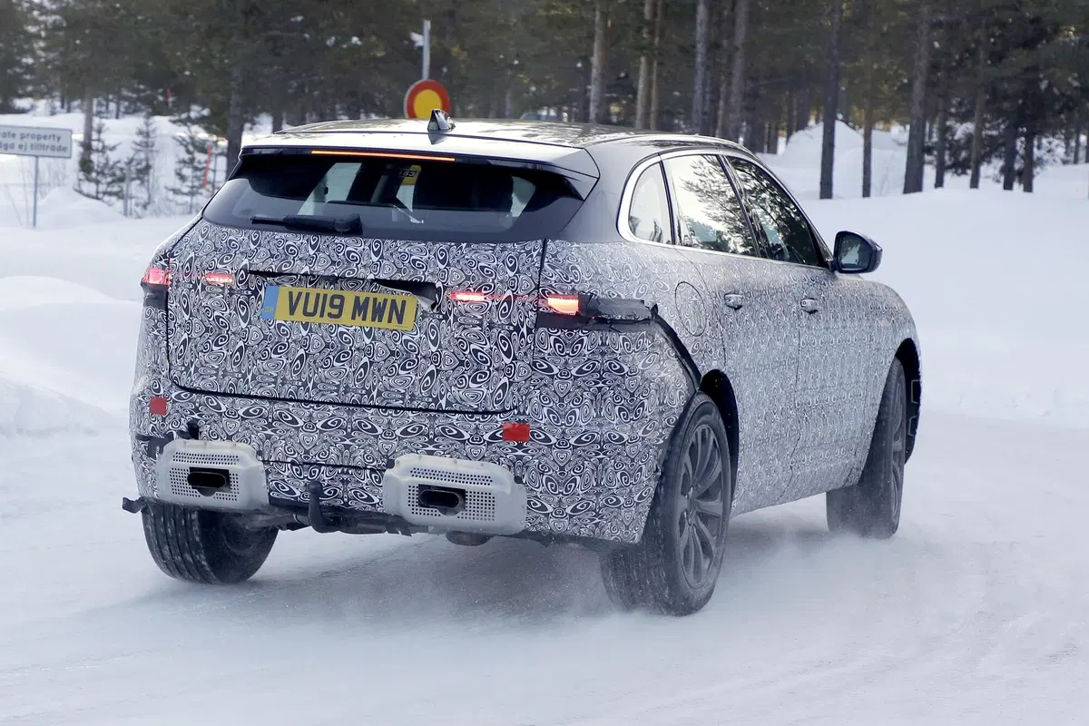 Jaguar F-Pace, foto spia del Facelift (anche SVR)