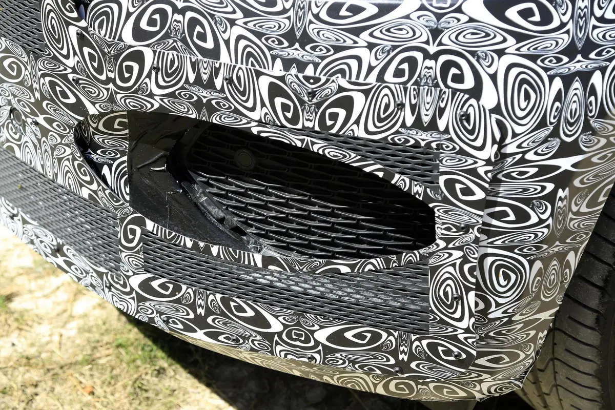 Jaguar F-Pace, foto spia del Facelift (anche SVR) (9)