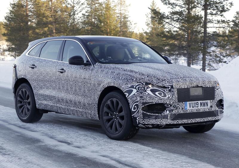 Jaguar F-Pace, foto spia del Facelift (anche SVR)