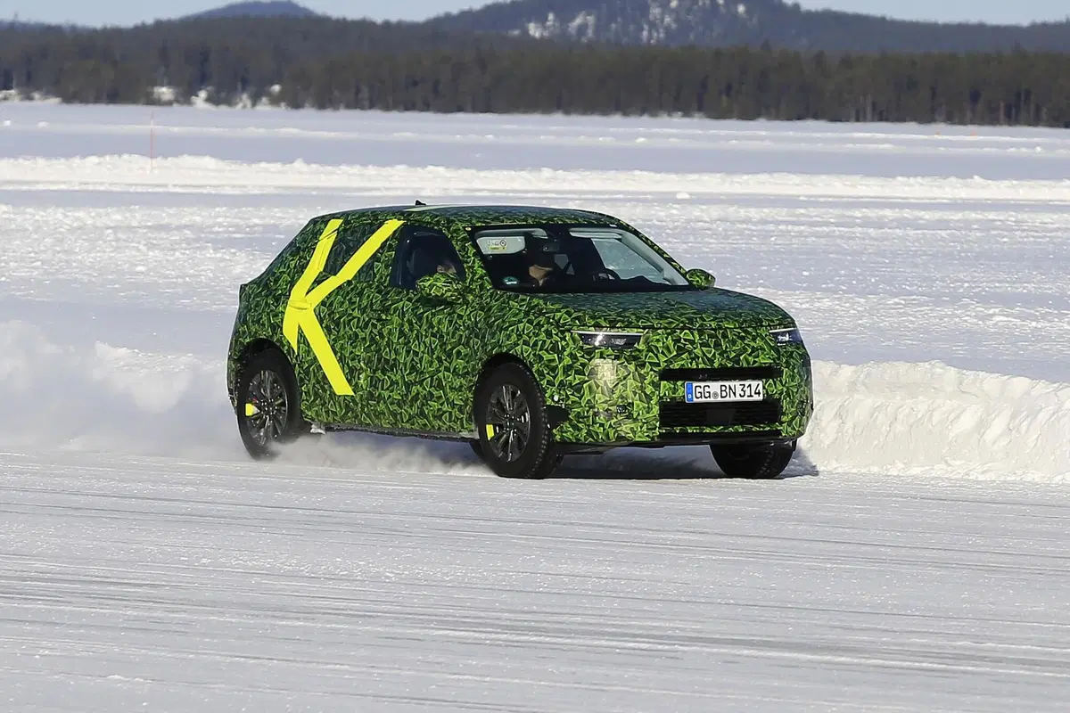 Nuova Opel Mokka: benzina, diesel ed elettrica? [Foto spia] (20)