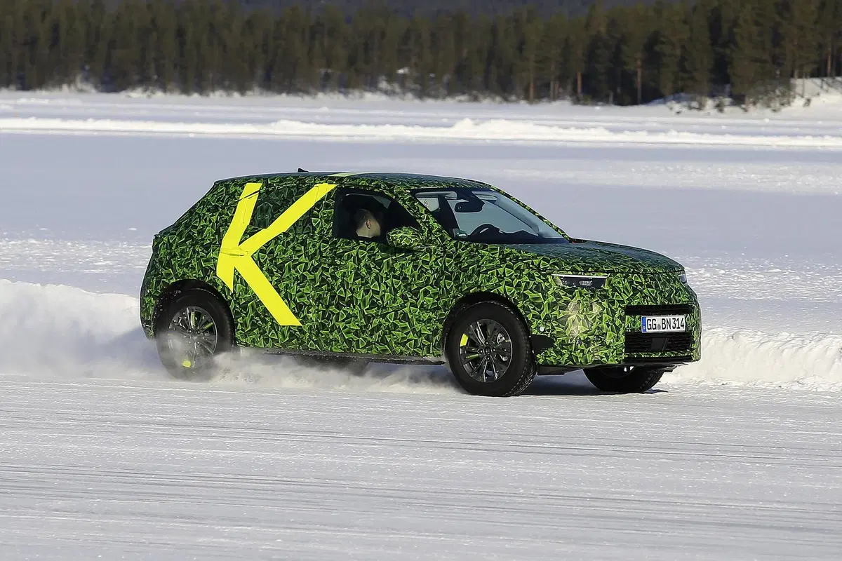 Nuova Opel Mokka: benzina, diesel ed elettrica? [Foto spia] (21)