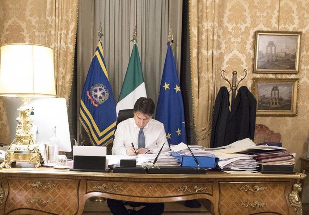 Scena simbolica per la mobilit&agrave; nazionale come poche altre nella storia d&#039;Italia: il Presidente Conte firma il Dpcm 9 marzo 2020