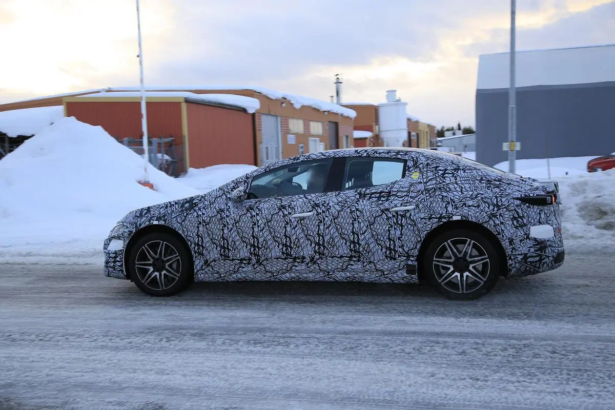 Mercedes EQE: in arrivo una berlina elettrica [Foto spia] (7)