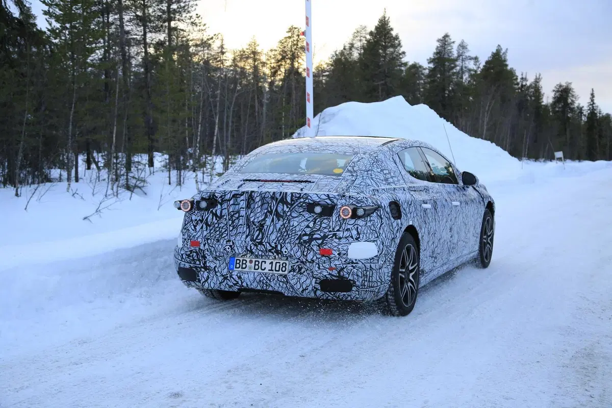 Mercedes EQE: in arrivo una berlina elettrica [Foto spia] (15)