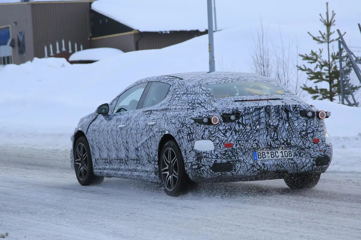 Mercedes EQE: in arrivo una berlina elettrica [Foto spia] (12)